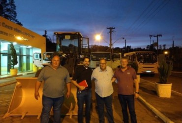 Valtinho Boranelli com o Padre Rafael abençoa os novos veículos da prefeitura de Tejupá