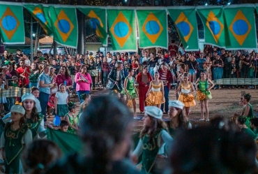 Ato Cívico antecipado reúne escolas e  ótimo público na Feira da Lua em Fartura