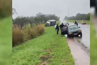 Motorista e passageiro morrem após carro aquaplanar e bater de frente com caminhão em rodovia de Avaré