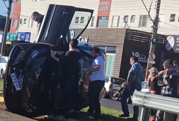 ACIDENTE DE TRÂNSITO PROVOCA CAPOTAMENTO DE VEÍCULO EM AVARÉ