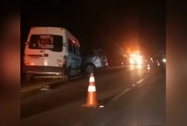 Acidente entre carro e van provoca morte de motorista e deixa feridos em rodovia de Avaré