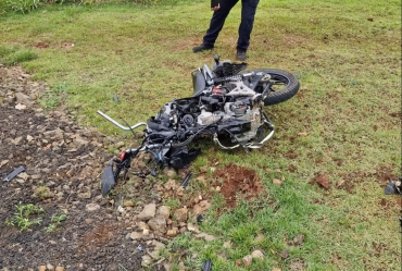 Motociclista morre ao bater de frente com caminhão em rodovia de Taguaí
