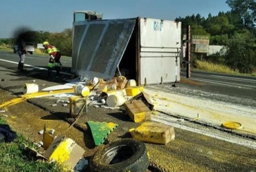 Caminhão carregado de tinta látex tomba e deixa duas pessoas feridas em rodovia de Tatuí