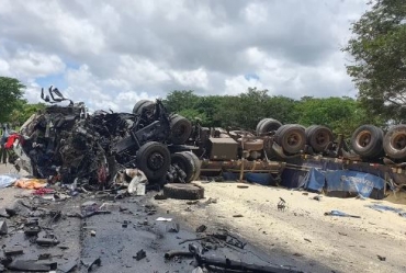 Acidente entre três caminhões deixa um motorista morto e provoca megacongestionamento em rodovia