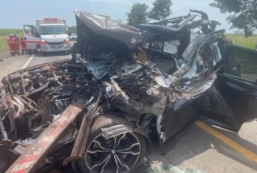 Motorista de veículo de luxo morre após batida em caminhão na Rodovia Transbrasiliana 