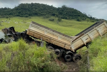 Caminhão bitrem perde freio, tomba e deixa motorista ferido em Fartura