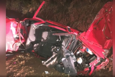 Colisão entre carro e caminhão deixa morto e feridos em rodovia de Itaí