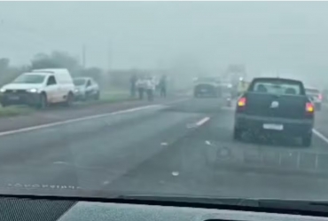 Carro capota ao bater de frente contra veículo em rodovia de Itaí