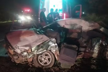Três pessoas morrem após carro bater de frente com carreta na SP-249 em Taguaí