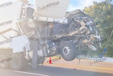 Acidente entre carretas interdita trecho da Rodovia Raposo Tavares em Piraju