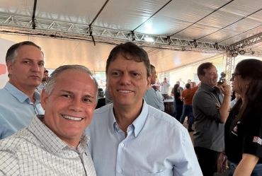 Prefeito Edinho e vice Rafael Corona de Taguaí  participam da entrega de casas da CDHU em Taquarituba