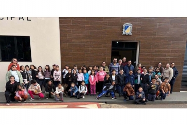 Alunos da Emef Iracema Marcondes de Alcântara  visitam Prefeitura e Câmara Municipal de Sarutaiá 