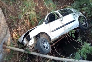 Motorista é socorrido com ferimentos após cair de ponte e ficar preso dentro de carro em córrego de Angatuba