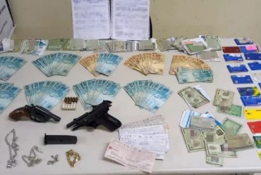 Suposto agiota é preso com armas, munições, dinheiro e cartões bancários em Avaré