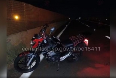 Pedestre morre ao ser atropelado por carreta e moto na SP-255 em Avaré