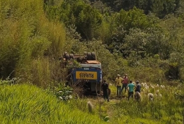 Ônibus com mais de 40 trabalhadores rurais capota e deixa feridos em rodovia de Avaré