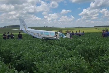 Avião de pequeno porte cai em área rural