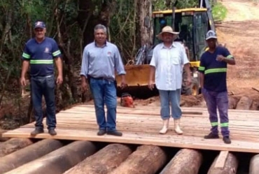 Prefeitura instala nova ponte no Bairro dos Garcias