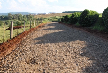 Prefeitura realiza melhorias em estrada rural no Bairro Saltinho
