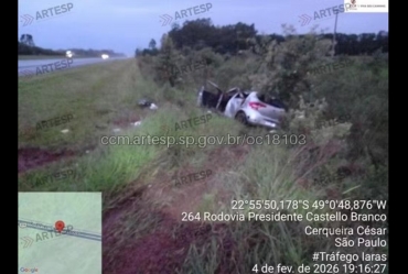 Motorista morre após bater carro em defensa metálica e capotar em rodovia em Cerqueira César 