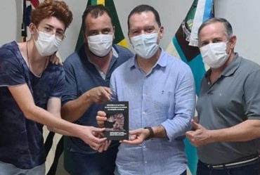 FIT presenteia deputado com livro escrito por professores 