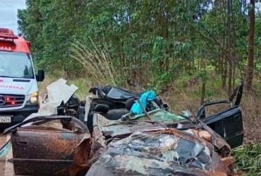 Mãe e filho ficam presos às ferragens após carro capotar em estrada de Bernardino de Campos