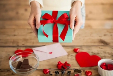 Chocolates, doces e vestuário são os itens mais procurados para presentes no Dia dos Namorados 