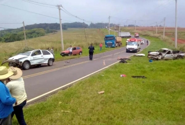 Batida entre carro e caminhonete mata duas pessoas em vicinal