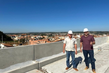 Prefeito Luciano Filé visita construção da nova escola estadual