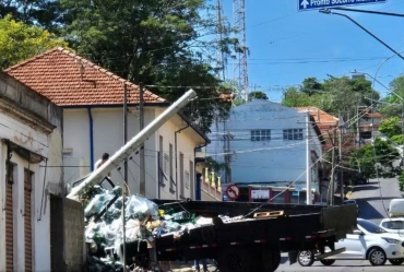 Caminhão desgovernado derruba poste e destrói muro em Águas de Santa Bárbara