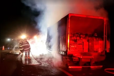 Caminhão carregado com frutas pega fogo e mobiliza Corpo de Bombeiros na Castello Branco em Avaré