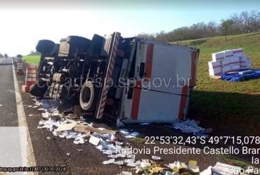 Caminhão que transportava medicamentos tomba em rodovia de Iaras