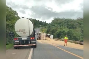 Caminhão carregado com farelo de soja tomba e deixa rodovia parcialmente interditada