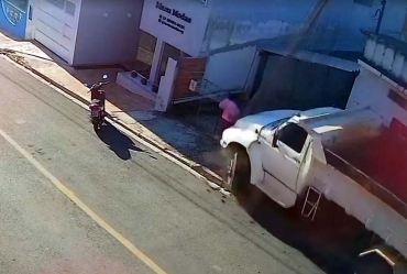 Mulher é 'salva por poste' ao ser atingida por caminhão sem motorista