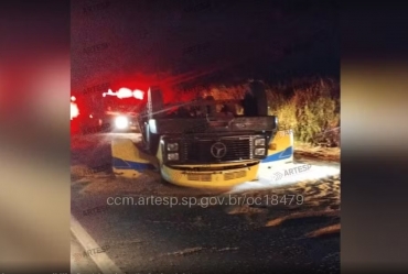 Motorista de caminhão morre após desviar de pedestre e capotar veículo na SP-255 em Taquarituba