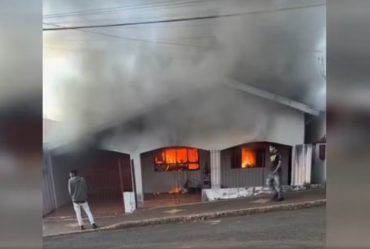 Homem é preso suspeito de atear fogo na casa de ex-companheira em Itaí