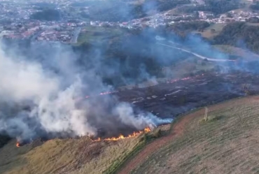 Incêndio atinge fazendas e leva 8 horas para ser contido em Itapeva