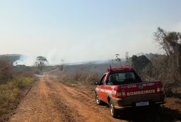 Bombeiros combatem queimada de grande proporção que começou há 3 dias no interior de SP