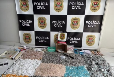 Polícia apreende milhares de papelotes de cocaína e prende três pessoas em flagrante no interior de SP