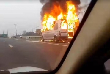 Van tem pane elétrica, pega fogo e mobiliza bombeiros em rodovia de Avaré