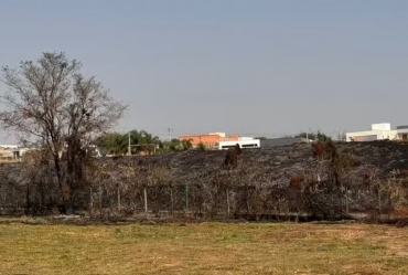 Incêndio em área próxima de parque ecológico mobiliza bombeiros em Boituva