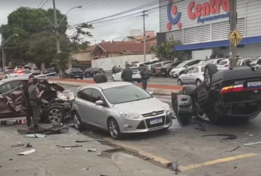 Veículo desgovernado bate em carros estacionados, capota e por pouco não atinge pedestres em Botucatu