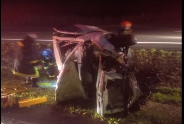 Passageira morre após carro capotar várias vezes em rodovia no interior de SP