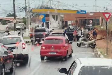 Motorista capota carro em rotatória de Itapetininga