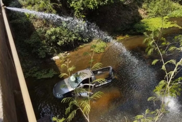 Motorista sobrevive após perder controle da direção e caminhonete cair de ponte dentro de rio em Angatuba