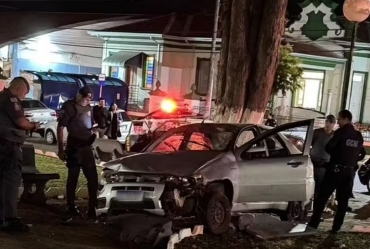 Carro desgovernado invade praça em Itapetininga