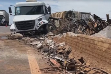 Carreta com sucata tomba na Raposo Tavares e interdita parcialmente a via em Ibirarema