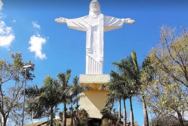 Mulher cai da plataforma de visitação do Cristo Redentor em Avaré