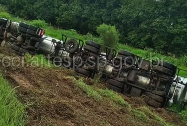 Motorista dorme e carreta carregada com 28 mil litros de óleo tomba na Castello Branco em Cerqueira César