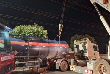 Carreta carregada com mais de 20 mil litros de combustível tomba em rua em Bauru